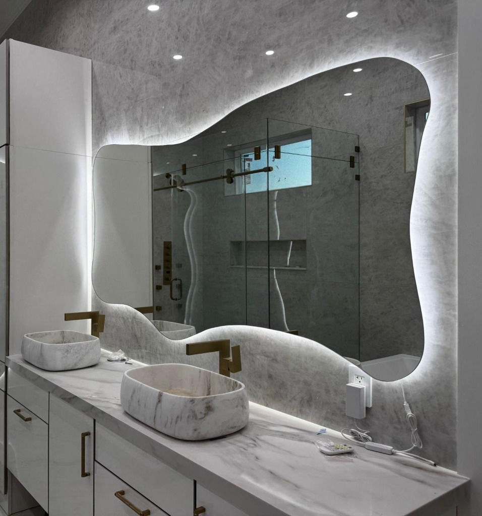 Espejo Charlotte con forma ondulada